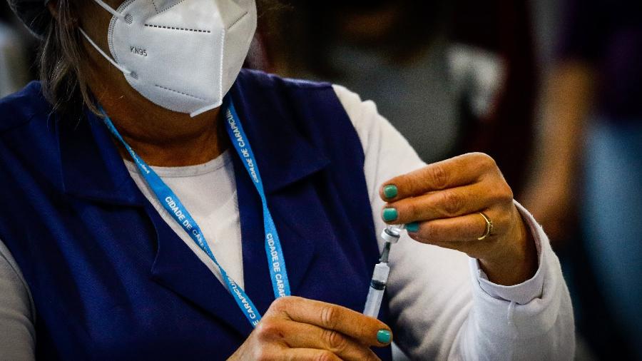 8.jul.2021 - Profissional prepara dose contra a covid-19 na cidade de Carapicuíba, na Grande São Paulo - Aloísio Maurício/Fotoarena/Estadão Conteúdo