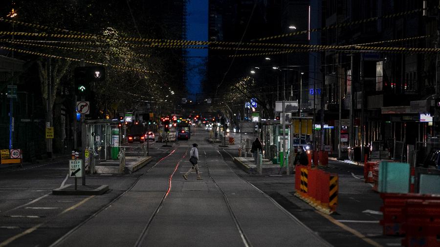 Ruas de Melbourne, na Austrália, amanheceram desertas na manhã de hoje, com a cidade vivendo mais um confinamento - Diego Fedele/Getty Images