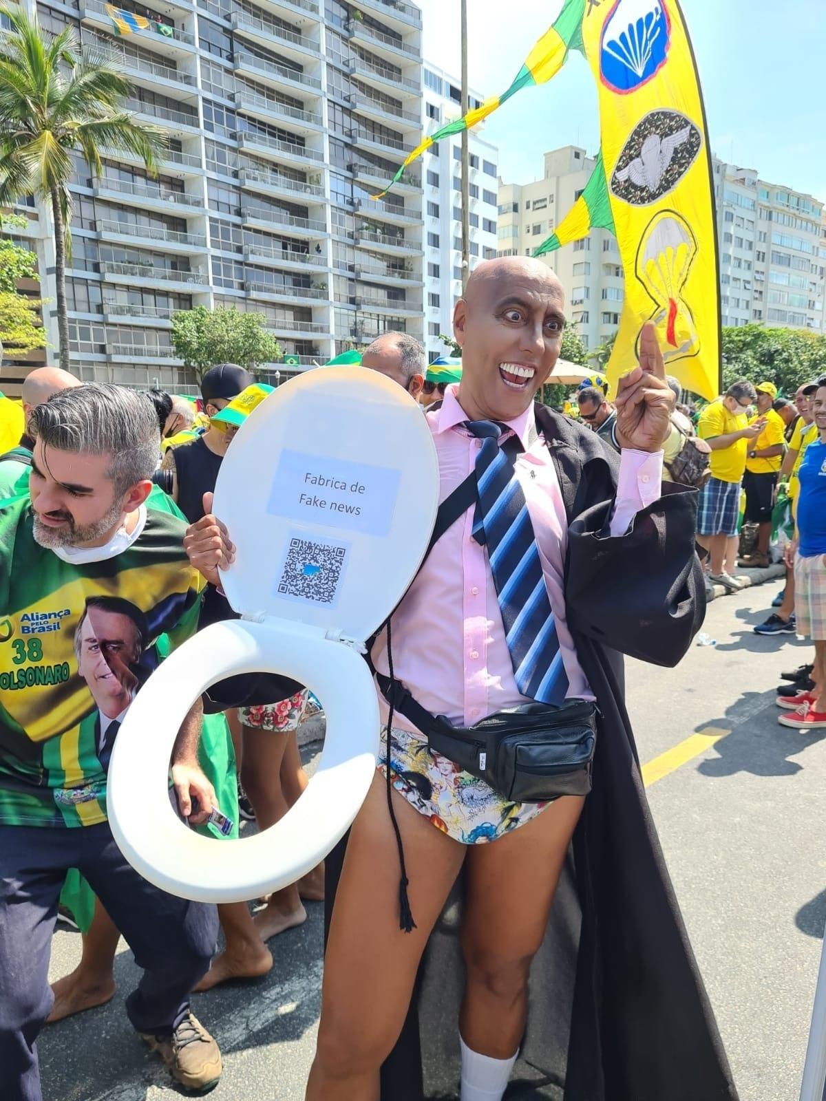 7.set.2021 - Homem aparece fantasiado do ministro Alexandre de Moraes, do STF, no Rio de Janeiro, em protesto a favor de Bolsonaro. Ele carrega um assento de privada onde há um papel com a frase "fábrica de fake news" - Elisa Soupin/UOL
