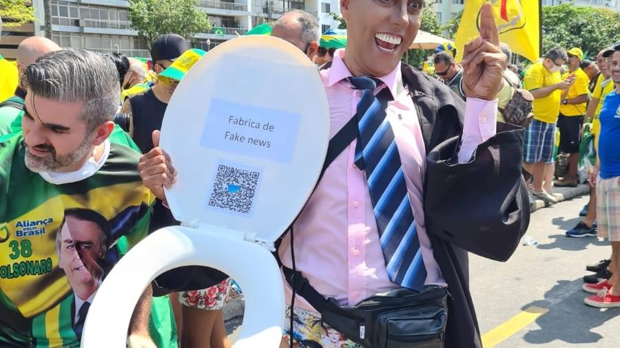 7.set.2021 - Homem aparece fantasiado de ministro Alexandre de Moraes, do STF, no Rio de Janeiro, em protesto a favor de Bolsonaro. Ele carrega um assento de privada onde há um papel com a frase "fábrica de fake news" - Elisa Soupin/UOL