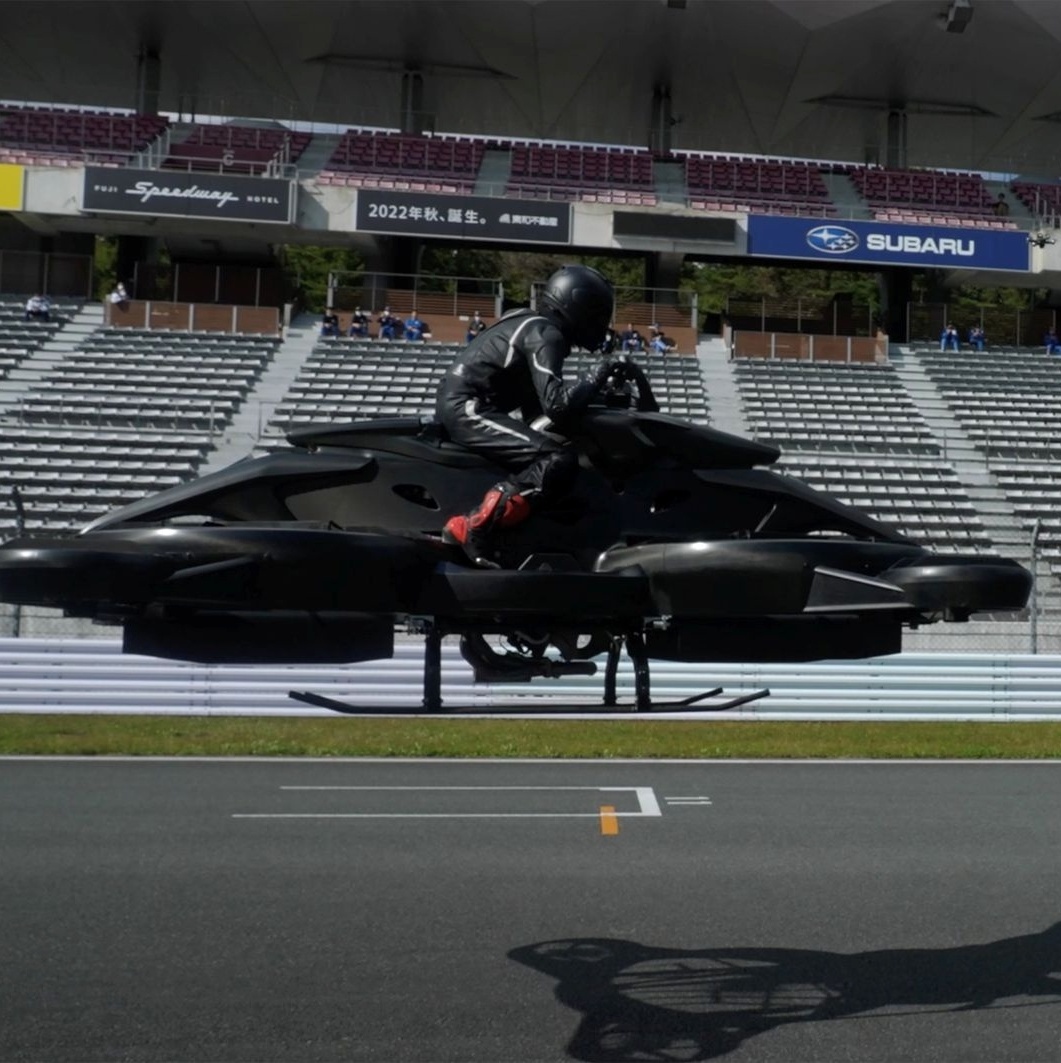 Moto voadora é exibida em circuito de corrida japonês; veja imagens