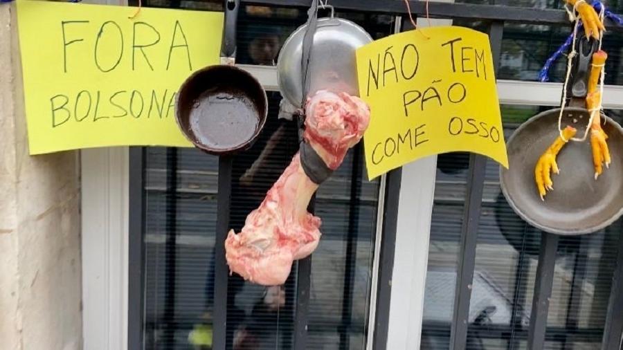 14/11/2021 - Brasileiros protestam contra o governo Bolsonaro em frente à embaixada de Paris - Liliane Mutti
