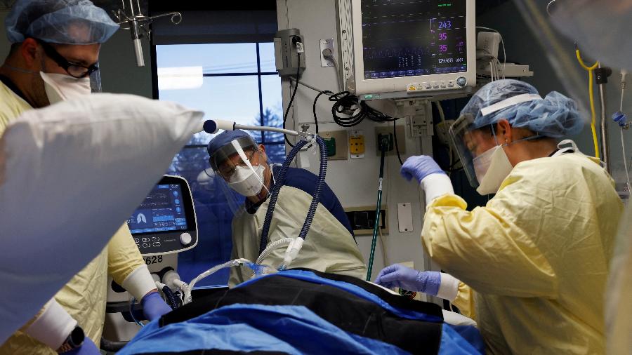 4.jan.22 - Equipe médica trata paciente com covid-19 em UTI do Western Reserve Hospital em Cuyahoga Falls, Ohio, EUA - Shannon Stapleton/Reuters
