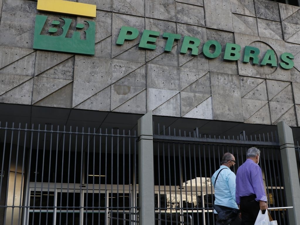Petrobras tomba na Bolsa, mas paga bilhões em lucro; vale a pena ter ações?