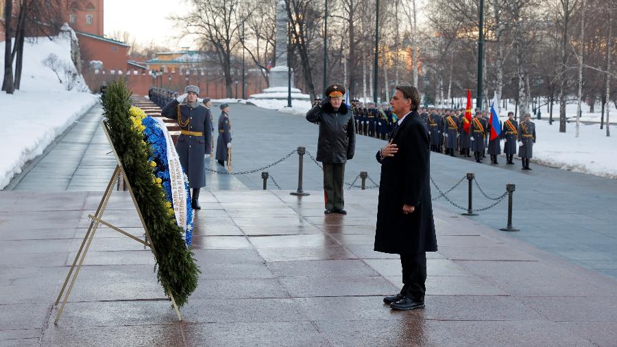 16.fev.22 - Presidente do Brasil, Jair Bolsonaro, participa de uma cerimônia de colocação de coroa de flores no Túmulo do Soldado Desconhecido, junto ao Muro do Kremlin, em Moscou, Rússia - MAXIM SHEMETOV/REUTERS