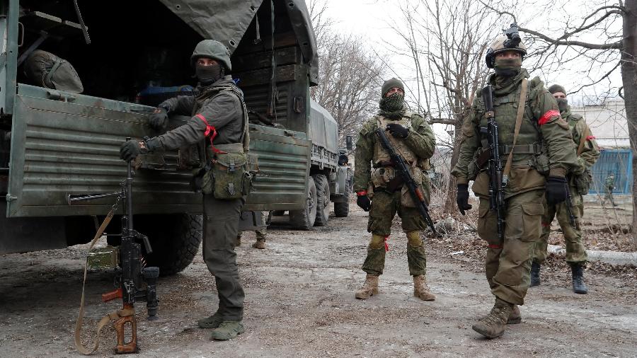 Soldados de tropas pró-Rússia preparam equipamentos em Mykolaivka, na região separatista de Donetsk - Alexander Ermochenko/Reuters