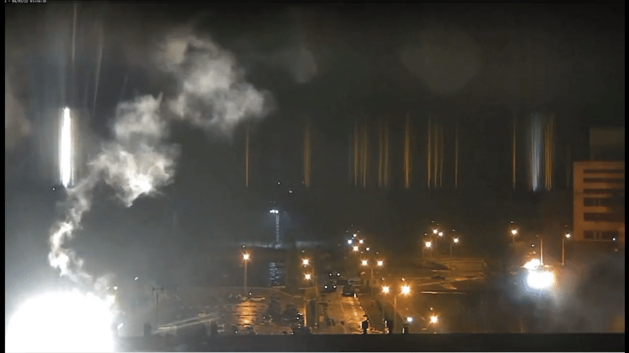 Maior usina nuclear da Europa, Zaporizhzhia, em chamas após ataques no mês de março - Reprodução/Twitter @NEXTA