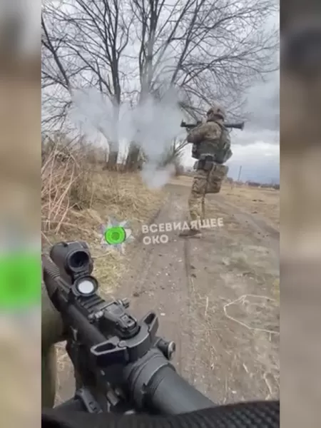 Soldados ucranianos são vistos lançando granadas em direção a tanques russos - CNN/Reprodução - CNN/Reprodução
