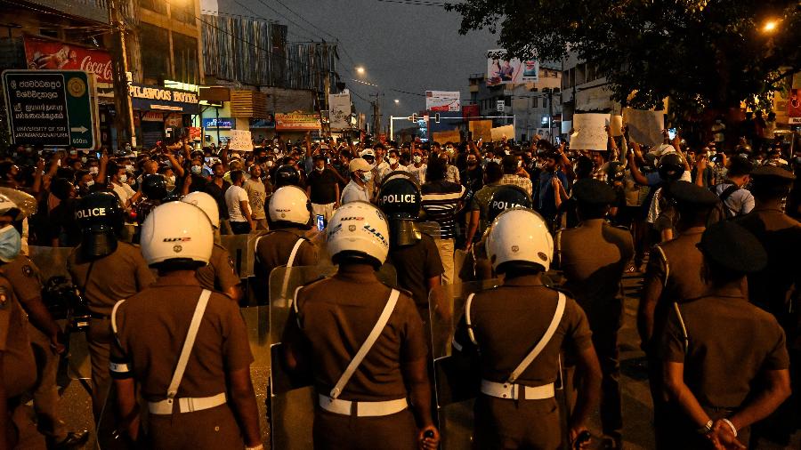 03.abr.22 - A polícia monta guarda onde manifestantes protestam contra o aumento dos preços e a escassez de combustível e outros produtos essenciais em Colombo, capital de Sri Lanka - ISHARA S. KODIKARA/AFP