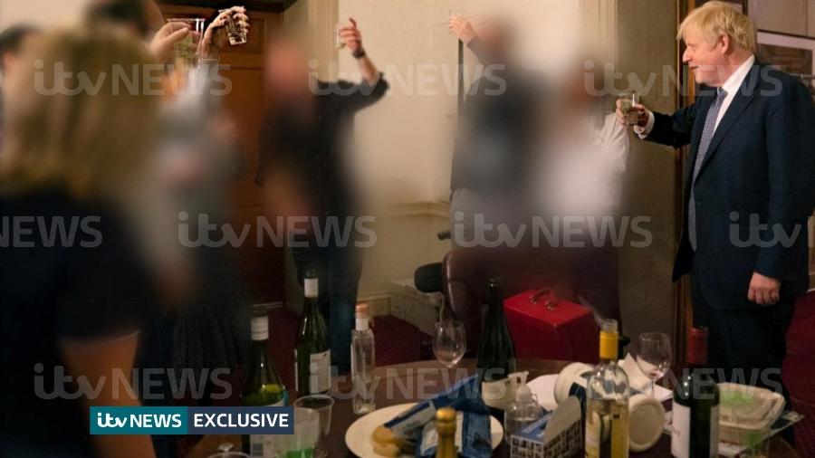 Foto de novembro de 2020 mostra Boris Johnson em uma festa em Londres durante a pandemia da covid-19 - ITV News/Handout via REUTERS
