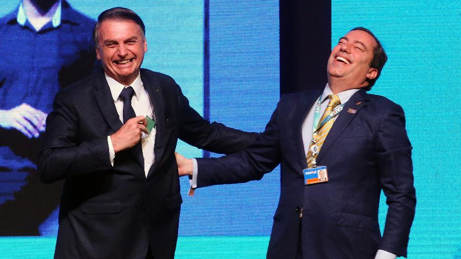 Pedro Guimarães ri com Jair Bolsonaro durante evento - Antonio Cruz/Agência Brasil