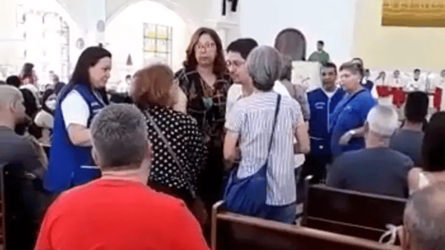 Fiéis tentam conter mulher que iniciou gritaria durante missa na igreja São João Batista, em Jacareí (SP) - Reprodução/Redes Sociais