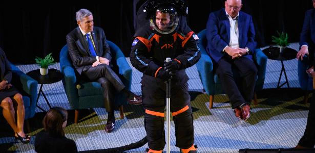 La NASA presenta el traje espacial de la misión que llevará a los humanos a la luna en 2025