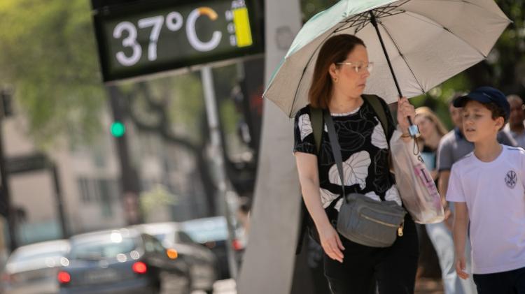 Pedestres enfrentam sol e calor em viaduto da zona sul de São Paulo