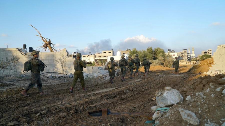 Tropas de Israel operando na Faixa de Gaza em meio à guerra contra o Hamas