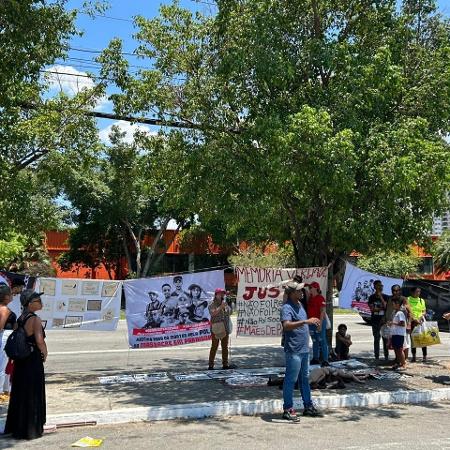 Familiares das vítimas do massacre de Paraisópolis protestaram em frente ao fórum