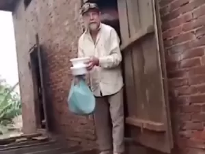 Homem recebe comida de voluntários em Canoas e pergunta como pode pagar