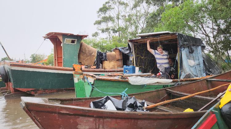23.mai.2024 - Pescador Biro Miguel, que decidiu ficar embarcado durante enchente que atinge Pelotas (RS)