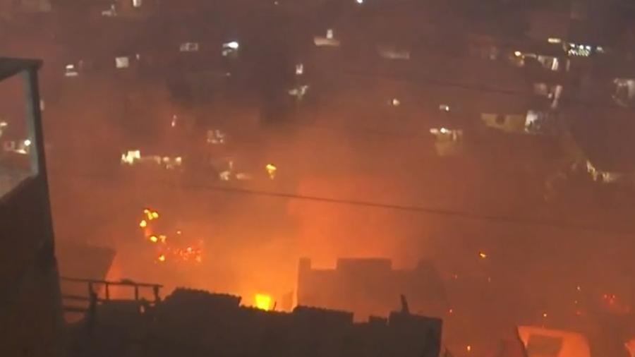 Incêndio começou na madrugada desta terça-feira (25) na favela da Olaria, na zona sul de São Paulo