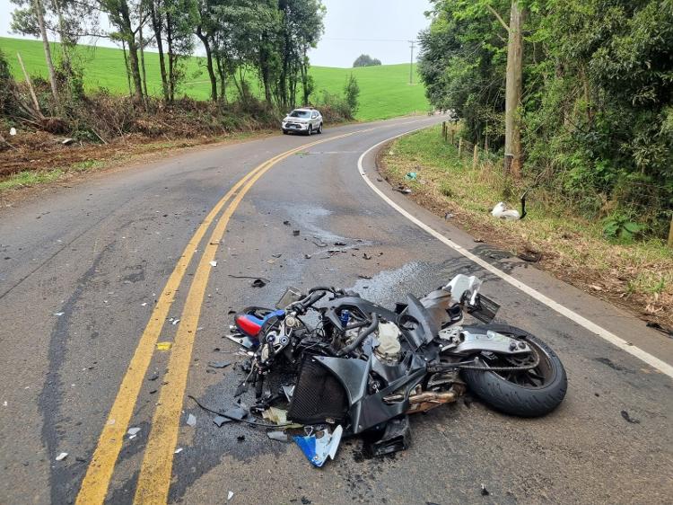 Foto mostra como a motocicleta BMW, modelo S 1000 RR, ficou após a colisão