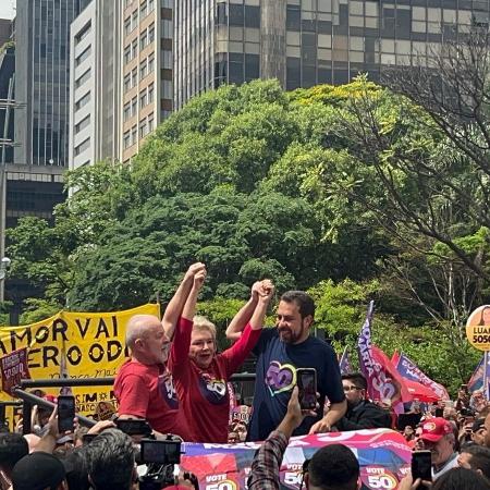 Guilherme Boulos em campanha eleitoral ao lado de Marçal Suplicy (PT) e Lula (PT)