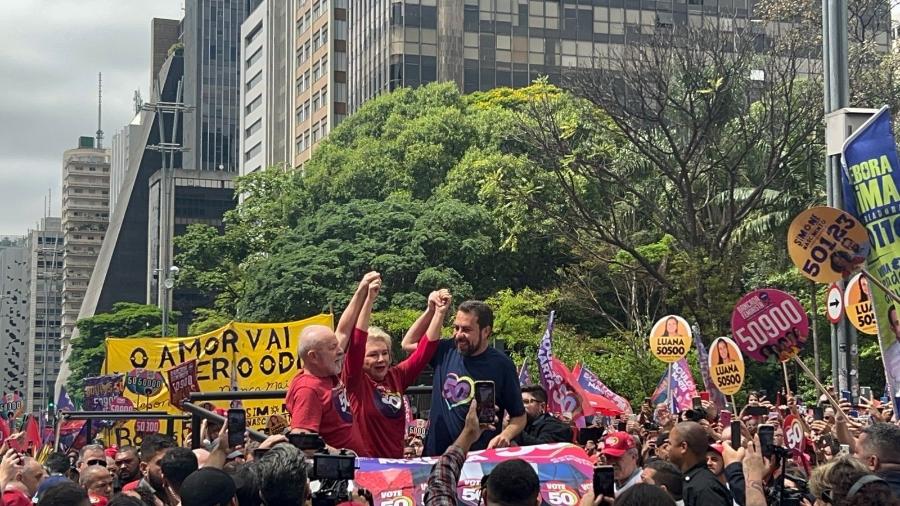 Guilherme Boulos em campanha eleitoral ao lado de sua vice, Marta Suplicy, e do presidente Lula - Ana Paula Bimbati/UOL - 05/10/2024