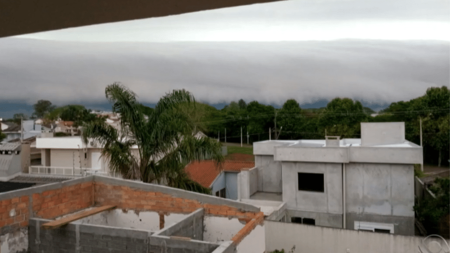 Nuvem de prateleira, que costuma preceder tempestades, foi avistada em várias cidades do RS