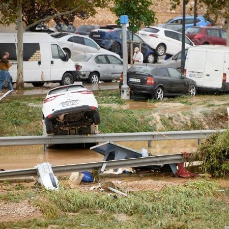 Carros levantados por deslizamento de terra no bairro De La Torre, em Valência