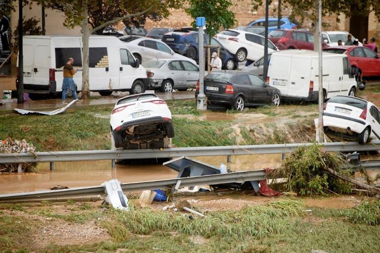 30.out.2024 - Carros levantados por deslizamento de terra são fotografados após enchentes no bairro De La Torre, em Valência, leste da Espanha