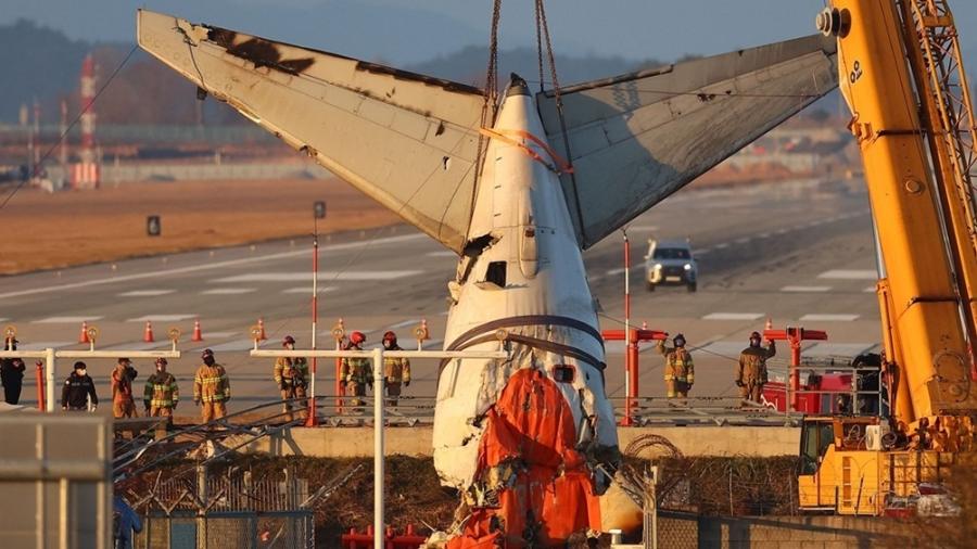 Cauda de Boeing 737-800 da Jeju Air é retirada de pista do Aeroporto Internacional de Muan cinco dias após acidente que deixou 179 mortos - YONHAP / AFP