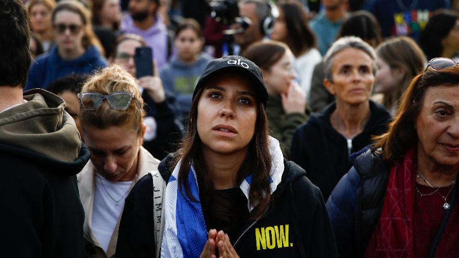 Israelenses aguardam em praça de Tel Aviv a liberação de reféns pelo Hamas