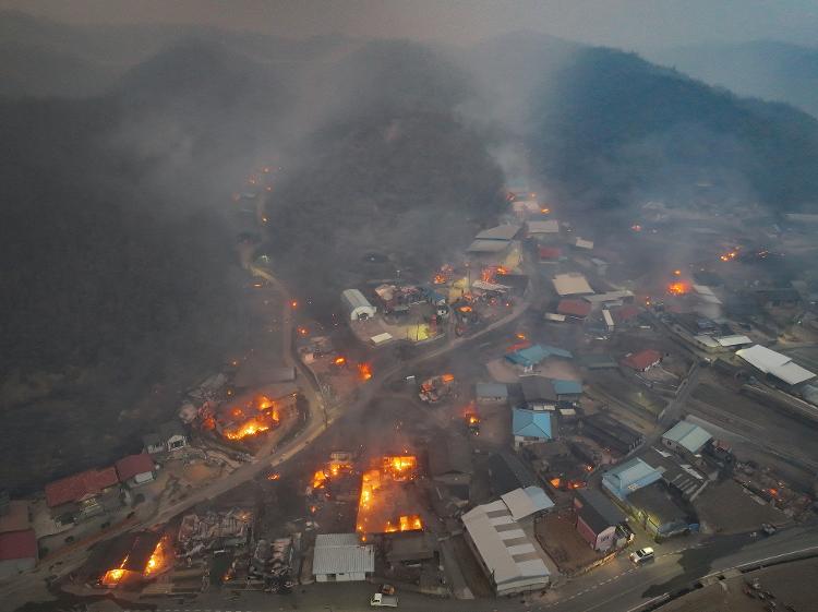 25.mar.2025 - A fumaça sobe de um incêndio florestal que devasta a área, em Andong, na Coreia do Sul 25.mar.2025 - A fumaça sobe de um incêndio florestal que devasta a área, em Andong, na Coreia do Sul
