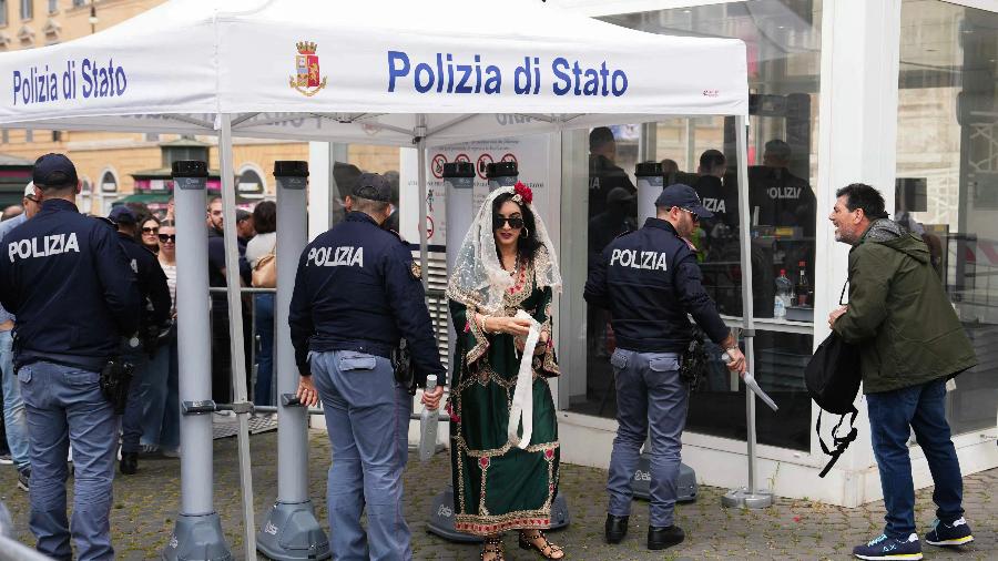 25.abr.2025 - Polícia faz vistoria rigorosa durante funeral do papa Francisco - DIMITAR DILKOFF/AFP