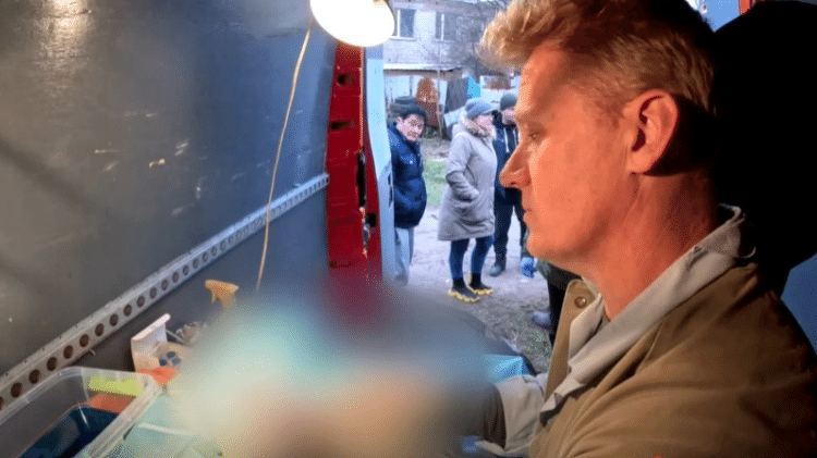 Scott fazia uma cirurgia de castração em uma van quando bombas russas começaram a se aproximar 