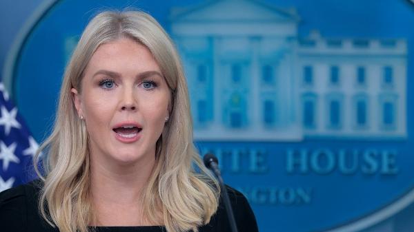 A secretária de imprensa da Casa Branca, Karoline Leavitt, lê comunicado de Trump sobre a guerra