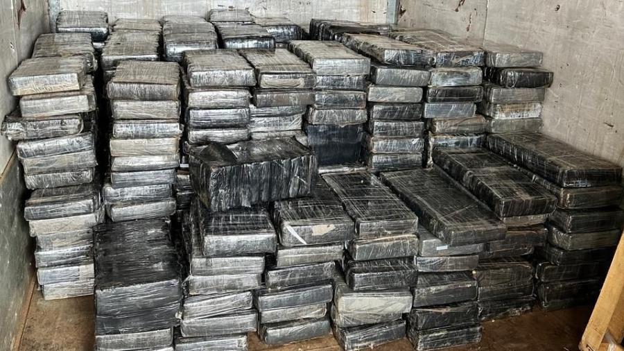 Um caminhoneiro foi preso enquanto transportava mais de três toneladas de maconha Um caminhoneiro foi preso enquanto transportava mais de três toneladas de maconha