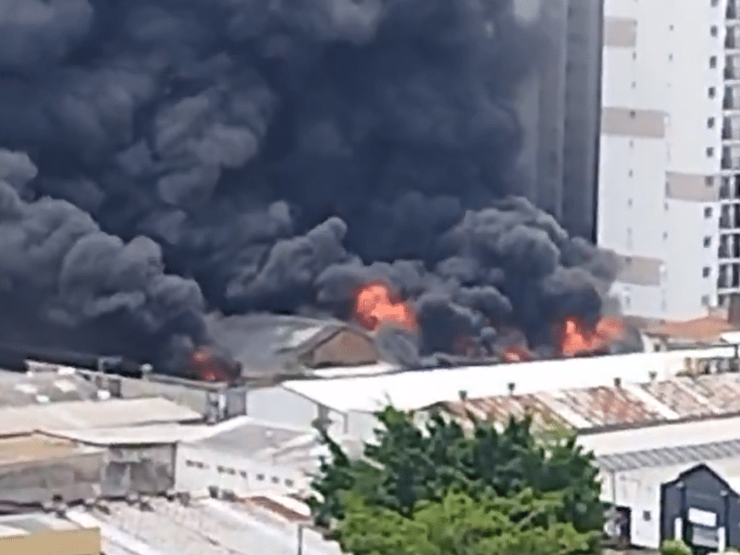 URGENTE: Incêndio DEVASTADOR atinge galpão no Brás e deixa feridos! Veja o que aconteceu