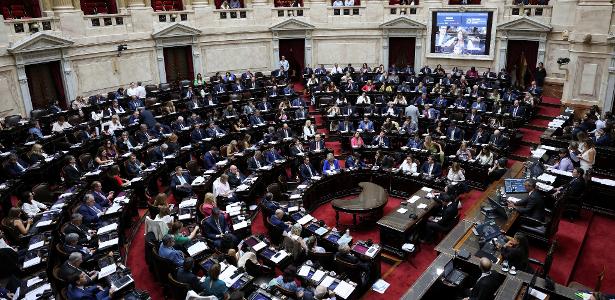 Argentina aprova reforma trabalhista de Milei com jornada de 12 horas