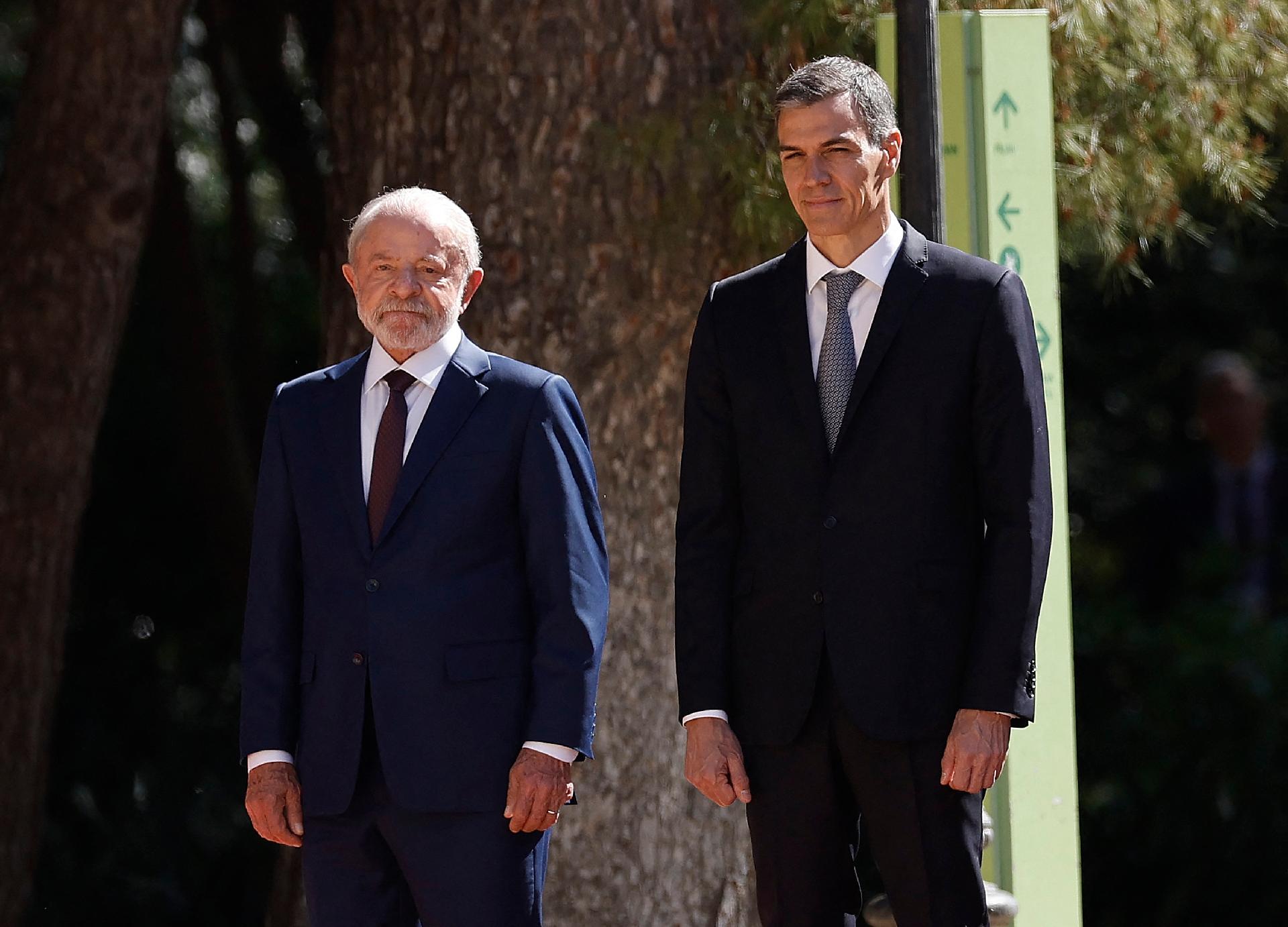 17.04.26 - O presidente Lula, ao lado do primeiro-ministro espanhol Pedro Sánchez, participa de uma cerimônia militar realizada para recepcioná-lo no Palácio de Pedralbes, em Barcelona - undefined