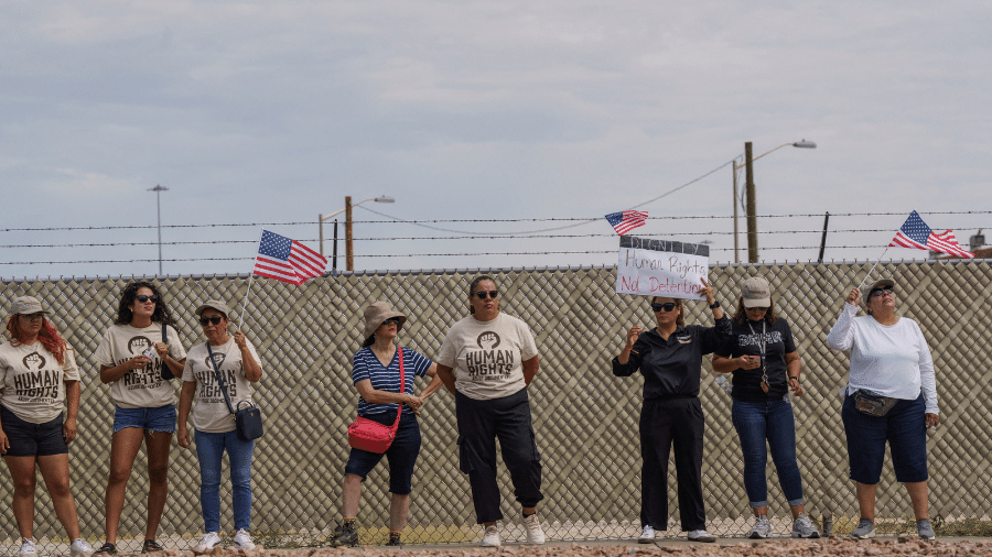 17.ago.25 - Manifestantes durante protesto em El Paso, Texas, EUA, onde foi construído o centro de detenção Camp East Montana - undefined