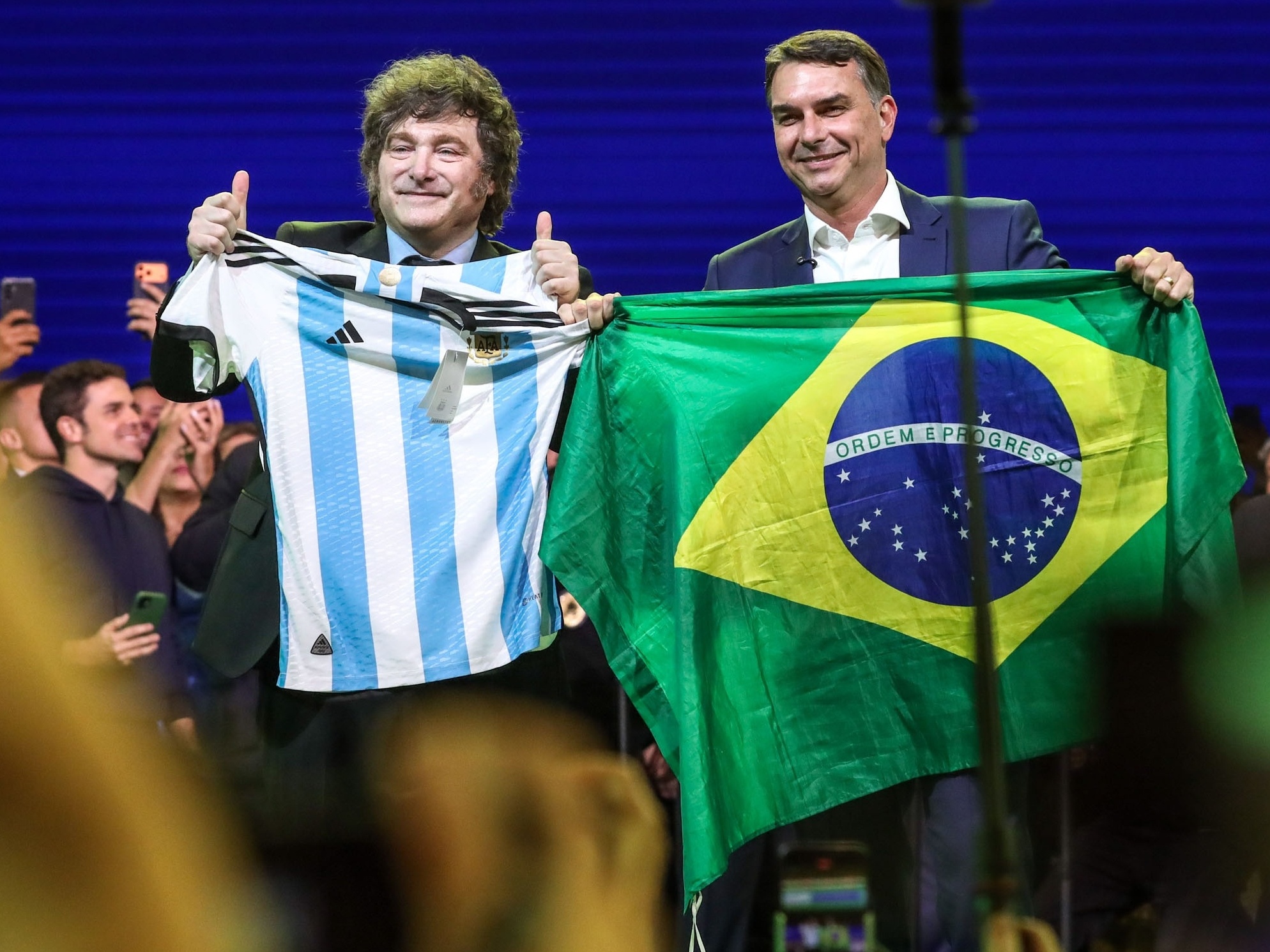 Nem Milei salva: imprensa francesa vê Flávio Bolsonaro sob pressão
