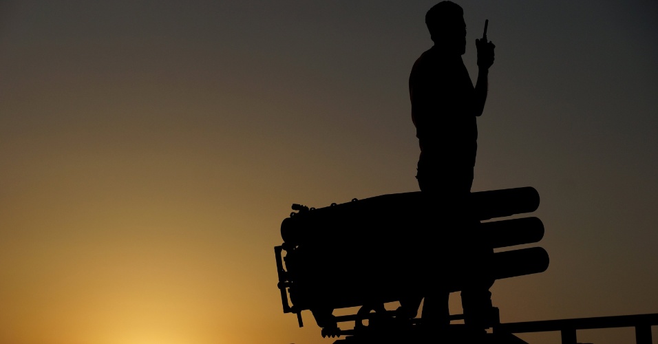 28.jul.2015 - Soldado do Exército Livre da Síria conversa por walkie-talkie perto de lançador de foguetes durante a preparação para ataque contra as forças do presidente Bashar Al-Assad, em Daraa, na Síria