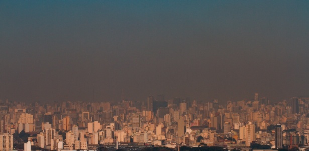 Camada de poluição que encobre a cidade de São Paulo vista do bairro de Santana, na zona norte da capital - Dário Oliveira/Código 19/Estadão Conteúdo 