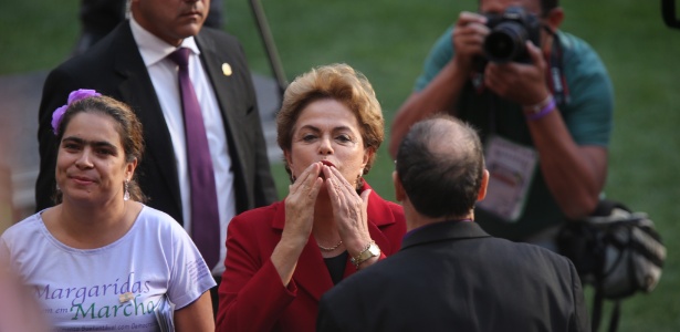 12.ago.2015 - Dilma é recebida a gritos de "não vai ter golpe" em estádio de Brasília durante a 5ª edição da Marcha das Margaridas - Alan Marques/Folhapress