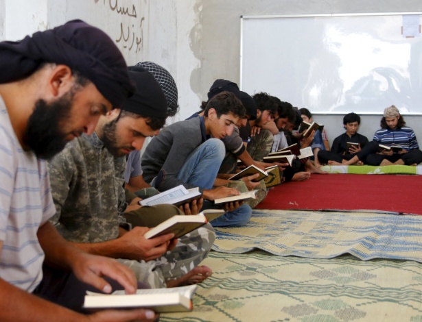 Combatentes do Ahrar al Sham têm aula sobre o Alcorão em Idlib, na Síria - Ammar Abdullah/Reuters