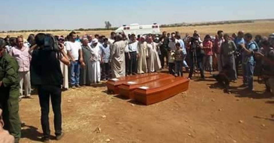 4.set.2015 - Aylan Kurdi, o menino sírio-curdo de três anos, cuja morte durante a viagem da Turquia para a Grécia se transformou em um símbolo da tragédia dos refugiados do Oriente Médio, foi enterrado nesta sexta-feira em sua cidade natal de Kobani, no norte da Síria