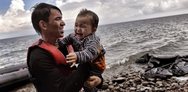Refugiados sírios chegam à ilha de Lesbos, na Grécia, em 28 de setembro; França começa a receber famílias na sexta (9) - Aris Messinis/ AFP