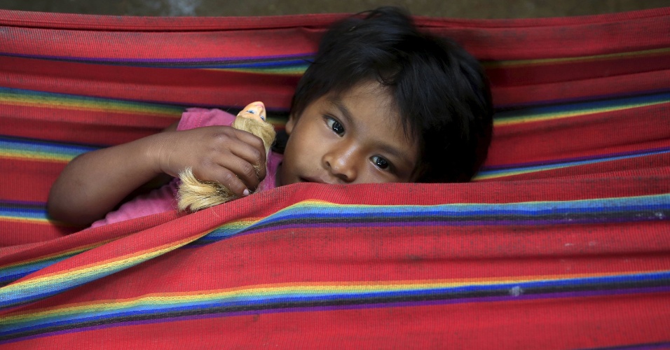 30.set.2015 - Criança colombiana da etnia indígena Nukak Maku descansa em um campo de refugiados em Agua Bonita, perto da província de Guaviare, na Colômbia