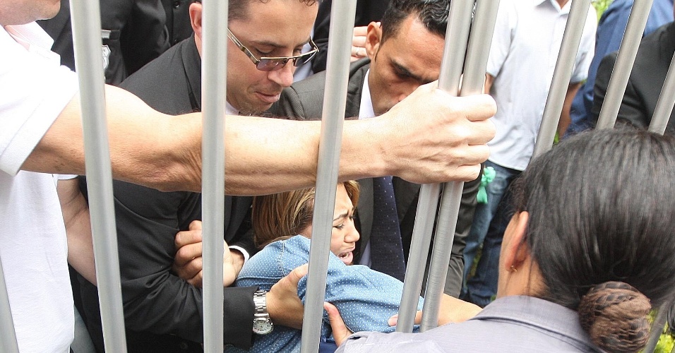 24.out.2015 - Após o fechamento dos portões de uma unidade da Uninove na Barra Funda, zona oeste da capital paulista, mais de 20 estudantes chegaram atrasados. Houve grande confusão quando alguns deles conseguiram atravessar as grades dos portões e entraram no prédio. Uma estudante desmaiou