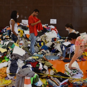 Voluntários separam roupas doadas para vítimas de rompimento de barragens - Antonio Cruz/Agência Brasil